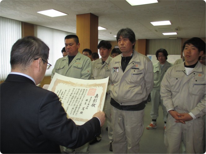 労働安全衛生推進者表彰を水野さん、北山さん、麻生さんが受賞しました。