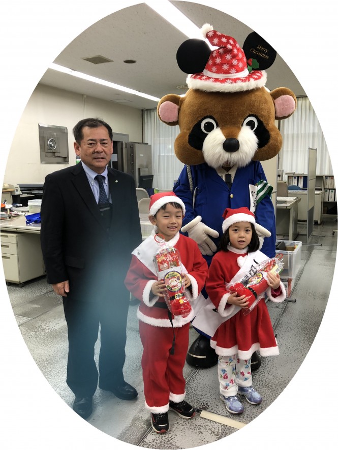 かわいいちびっ子サンタ（一日警察署長さん）が来てくれました。
