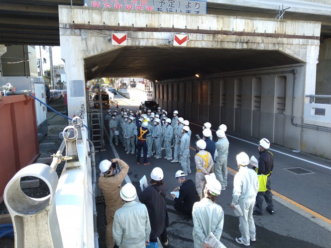 富山駅付近連続立体交差事業牛島地下道撤去工事において、現場見学会が開催されました。
