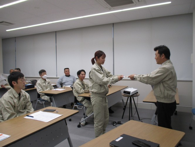 社内表彰を執り行いました。